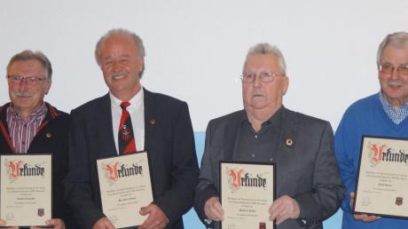 Franz Moll (links) und Stefan Rößle (rechts) ehrten für 60 und 70 Jahre lange Vereinstreue (ab Zweitem von links) Rudolf Englisch, Bernhard Wanzl, Manfred Rößle, Josef Stark. 	