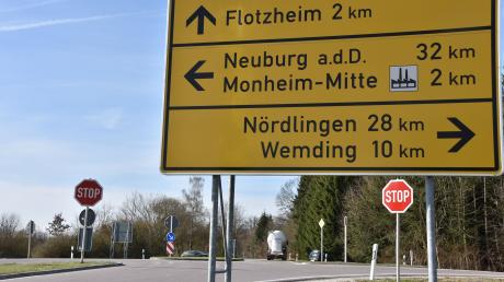 Eine Autofahrerin wollte von Monheim Richtung Wemding fahren und übersah einen Kreisverkehr. Sie hatte über ein Promille Atemalkohol.
