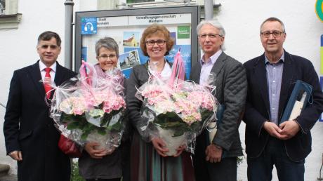 Bei der Eröffnung der Lauschtour: (von links) Bürgermeister Günther Pfefferer, Sprecherin Ursula Strasser („Die Schwäbin“), Sprecherin „Ruth Seelig („Die Fränkin“) sowie die Stadtführer Hanns Wenninger und Rainer Keßler.