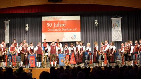 Seit 50 Jahren gibt es die Stadtkapelle Monheim. Das wurde jetzt ordentlich gefeiert. Natürlich mit jeder Menge Musik der Stammkapelle, der Jugendkapelle und der Gruppe „Sag’s mit Sax“. 