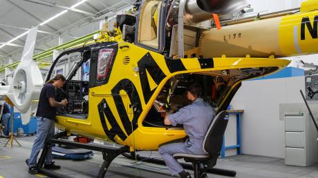 Airbus Helicopters in Donauwörth: Dort werden Hubschrauber des Typs H 135 (vorher EC 135) gebaut. Hier ein Exemplar für den ADAC, Christoph 32. Diese Hubschrauber werden ab 2019 in China endmontiert. 