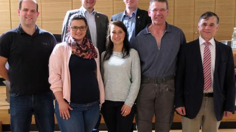 Die neuen Vorstandsmitglieder des TSV Monheim: Peter Bullinger, Peter Dworschak (hinten), Roland Bock, Sabrina Geigl, Julia Sel und Thomas Brandner zusammen mit Bürgermeister Günther Pfefferer (vorne). 