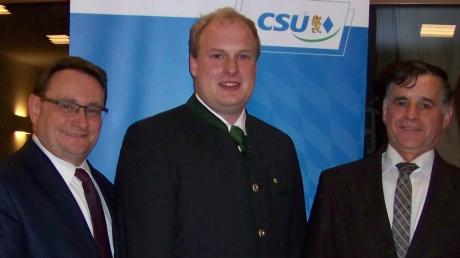 Bürgermeister Günther Pfefferer gibt seinen CSU-Vorsitz an Konrad Müller (Mitte) ab. Kreisvorsitzender Ulrich Lange (links) gratulierte. 