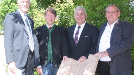 Freuten sich: (von links) Baudirektor Preißinger, Landrat Rößle, Bürgermeister Hubert Eberle und Josef Hillenbrand.