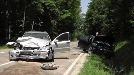 Bei diesem schweren Unfall auf der Staatsstraße zwischen Wemding und Gosheim entstand an zwei Autos Totalschaden.
