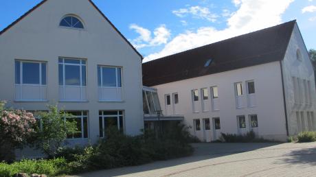 In Tagmersheim soll die Außenfassade der Schule erneuert werden. Das ist eines von mehreren Projekten, in die die Gemeinde investiert. 	 	