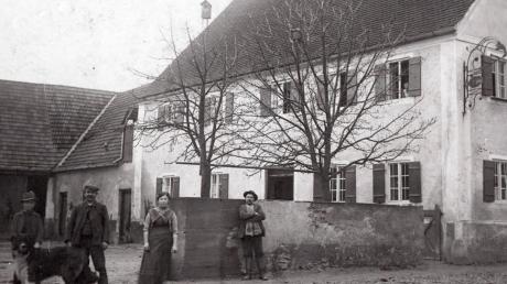 Diese undatierte Aufnahme zeigt Leonhard Stöckl mit seinen Kindern Xaver und Walburga. Auf Leonhard Stöckl geht die Familientradition des heutigen Land-Steakhauses zurück, das auf diesem historischen Foto noch ein kleines Wirtshaus mit angegliederter Landwirtschaft war.