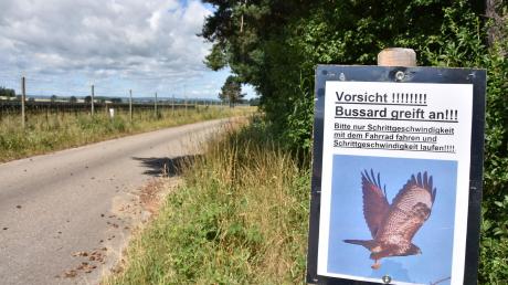 Mit solchen Schildern warnt die Gemeinde Huisheim vor den aggressiven Raubvögeln. 
