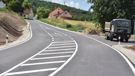 Die Ortsdurchfahrt von Gosheim ist wieder frei. Neben der Straße im Dorf wurde auch der Abschnitt der Staatsstraße an der Abzweigung zu den Baggerseen neu gestaltet.
