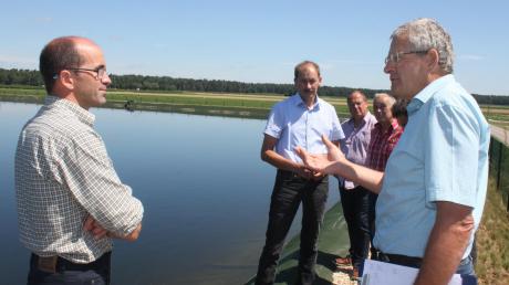 Markus Hertle, Karlheinz Götz und Manfred Faber (vorne von links) auf einem Bewässerungsbecken – sie informierten auch über die diesjährige Ernte.