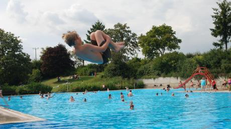 Badespaß seit 40 Jahren: Das Freibad in Tagmersheim feiert am Samstag das Jubiläum mit zwei Partys. Die Freizeiteinrichtung kann nur durch ehrenamtlichen Einsatz erhalten werden.  	
