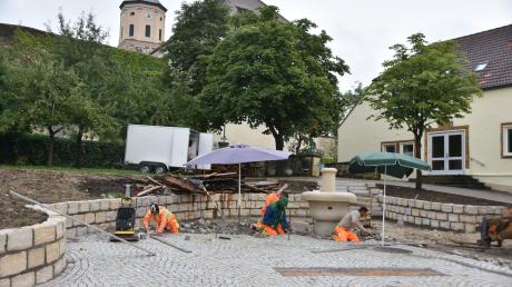 Der Dorfplatz in Gosheim wird neu gestaltet. Die Arbeiten im Rahmen der Dorferneuerung gehen ihrem Ende zu. 