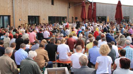 Am vergangenen Sonntag feierten über 300 Gläubige aus den Pfarreien Daiting, Gansheim, Lechsend, Marxheim und Übersfeld ihren ersten gemeinsamen Gottesdienst als Pfarreiengemeinschaft am Johanneshof in Schweinspoint. 	