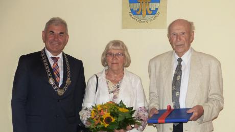 Oberndorfs Bürgermeister Hubert Eberle dankte Sigrid Gottwald und Erich Gottwald für Ihr Engagement für die Gemeinde. 	