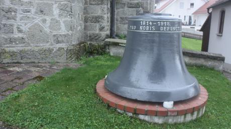 Die alte Brachstädter Glocke steht heute auf dem Friedhof. 