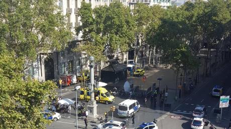 Die Einkaufsmeile La Rambla am Tag des Attentats. Die Polizei riegelte den Ort des Attentats weiträumig ab. 