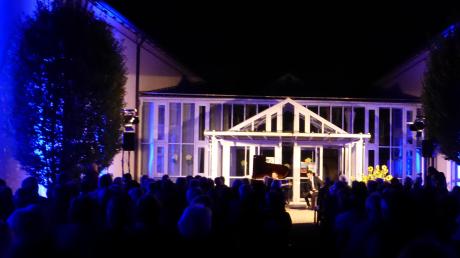 Festliche Illumination verlieh dem Innenhof der Mertinger Schule einen wunderbaren Zauber, der sich mit der Musik zu einem runden Erlebnis für die Besucher ergänzte. 