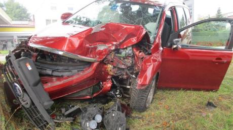 In Tapfheim ist eine 59-Jährige mit ihrem Auto gegen einen Baum gekracht. Die Frau erlitt schwere Verletzungen.