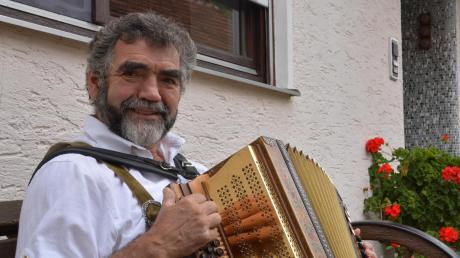 Hans Löffler aus Daiting ist seit über 30 Jahren Dirigent des Musikvereins Usseltal Daiting. Zudem spielt er beim Blechhaufen.