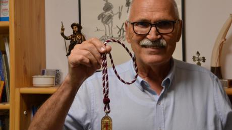 Kurt Unglert leitet den Verein für Pilger, die nach Santiago de Compostela wollen. Dort war er selbst bereits über 100 Mal. In seiner Hand hält er die Medaille, die seine Mitgliedschaft bei der Erzbruderschaft in Santiago anzeigt.