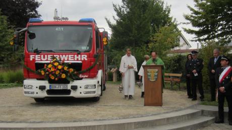 Das neue Löschfahrzeug der Freiwilligen Feuerwehr Oberndorf hat Pfarrer Ivan Novosel geweiht. 	