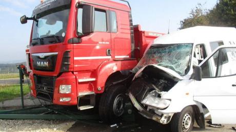 Der Zusammenstoß eines Lkws mit einem Kleinbus in Blossenau ging noch einmal glimpflich aus. 