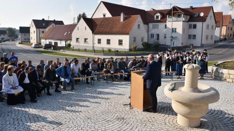 Nach 18-monatiger Bauzeit ist in Gosheim die neu gestaltete Ortsdurchfahrt (im Hintergrund) offiziell eingeweiht worden. Der Dorfplatz (vorne), auf dem der Festakt stattfand, erhielt ebenfalls ein neues Gesicht. 