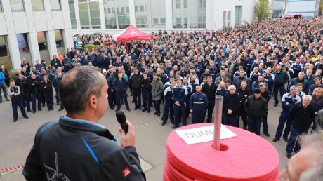 Sorgen um die Zukunft des Airbus-Werks in Donauwörth machen sich Martin Gnad (im Vordergrund), Vorsitzender des Betriebsrats, und die Gewerkschaft IG Metall. Zu einer Veranstaltung auf dem Fabrikgelände kamen rund 2000 Beschäftigte.