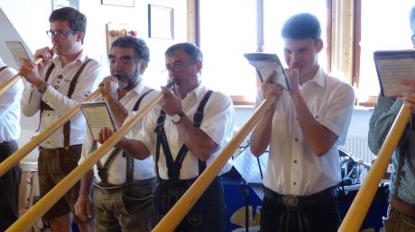 Premiere für das Daitinger Alphorn-Sextett: Die sechs Musiker traten zum ersten Mal beim Musikverein Usseltal Daiting auf und waren deshalb eine besondere Überraschung. 	 	