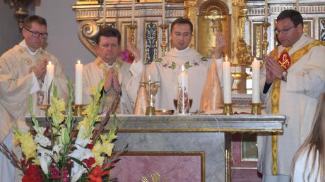 Die katholische Pfarreiengemeinschaft Huisheim-Gosheim-Mündling feierte die Einführung ihres neuen Pfarrers Jan Lazar (Zweiter von rechts).  	