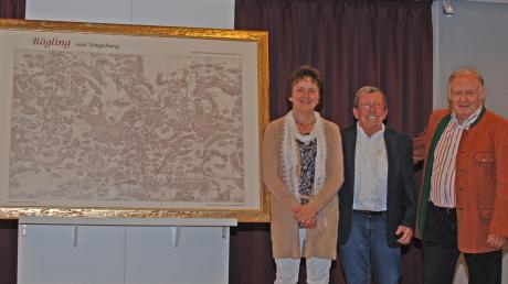 Rudolph Hanke (Mitte) und Dieter Reng übergaben die Reproduktion einer alten Landkarte aus dem Jahr 1600 mit dem Nadlerdorf Rögling im Zentrum an Bürgermeisterin Maria Mittl.  	