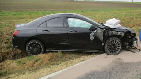 Mit diesem Auto rammte ein 44-Jähriger am Montag auf der Staatsstraße zwischen Monheim und Warching beim Überholen einen anderen, vorausfahrenden Wagen.