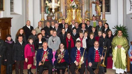 Der Kirchenchor Holzheim und ein vierköpfiges Bläserensemble machten mit ihrer Musik den Besuchern der Pfarrkirche in Holzheim viel Freude. 	 	