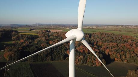 Das Windrad bei Wittesheim dreht sich seit 15 Jahren. Noch ist unklar, wie es 2022 weitergeht, wenn die Stromförderung ausläuft. 	