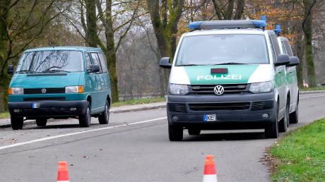 Nach dem Fund der Leiche an der B16 bei Günzburg sicherte die Polizei dort Spuren.