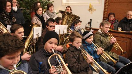 Die jungen Musiker des Bläser-Ensembles gehörten zu den zahlreichen Interpreten des Adventskonzerts in Übersfeld. 	 	