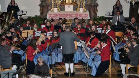 Auf Weihnachten stimmten die Röglinger Musikgruppen beim Konzert in der Pfarrkirche ein. Das Publikum dankte es mit kräftigem Applaus.  	