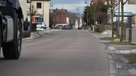 Alle Beiträge, welche die Anwohner in Buchdorf – hier ein Blick in die Hauptstraße – in den vergangenen 20 Jahren für den Straßenausbau bezahlten, sollen rückerstattet werden.