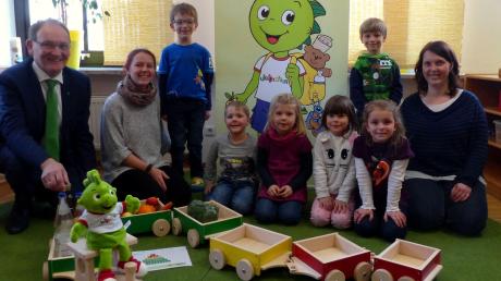 AOK-Direktor Johannes Hiller (links) besuchte den Kath. Kindergarten St. Johannes in Rögling. Die Erzieherinnen Nadine Nar (links) und Christine Baar (rechts) freuen sich mit den Kindern über den Jolinchen-Drachenzug.  	