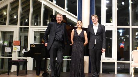 Sopranistin Clara Barbier Serrano zwischen dem Pianisten Eric Schneider (links) und dem Bariton Lars Conrad nach einem umjubelten Konzert. 	 	