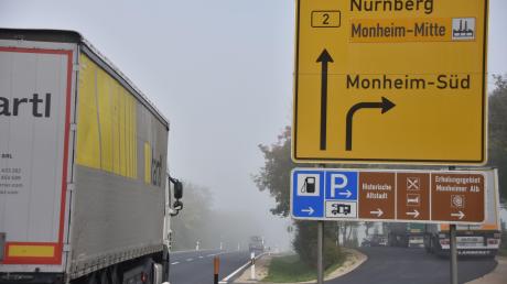 Weil die Bundesstraße bei Monheim im Sommer erneuert wird, muss der Verkehr umgeleitet werden.