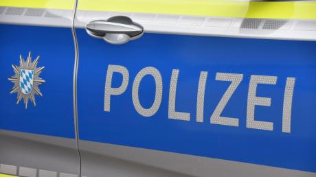 Die Polizei sucht nach einem Unfall auf der B16 zwischen Donauwörth und Erlinghsofen nach Zeugen.
