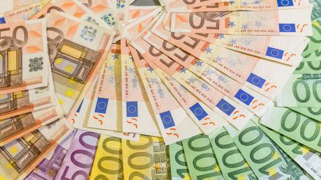 Der Markt Mering musste für das Geld aus einem ungenutzten Kredit Im Jahr 2021 Strafzinsen zahlen - insgesamt rund 40.000 Euro