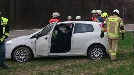 Auf einem Acker an der Staatsstraße nahe dem Weiler Königsbrunn hat sich eine 58-Jährige mit ihrem Auto mehrmals überschlagen. Die Freiwillige Feuerwehr Münster war im Einsatz.