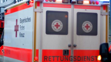 Ein Arbeiter in Mertingen hat sich so stark die Finger unter einer Stahlplatte gequetscht, dass er ins Krankenhaus musste. 