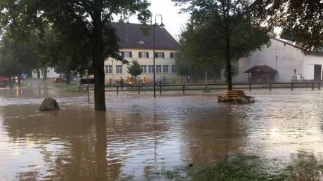 Komplett überschwemmt war der Dorfplatz in den frühen Abendstunden des 15. August 2017. Ein Unwetter mit Starkregen richtete einen Millionenschaden an. 