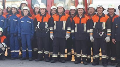 In Daiting hat eine Leistungsprüfung der Feuerwehr stattgefunden. Das Bild zeigt die erfolgreichen Teilnehmer.  	