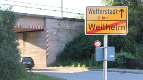 An der Bahnunterführung, die in Richtung Wolferstadt führt, passt nur ein Auto durch. Während der Bauarbeiten wird hier eine Ampel eingerichtet.
