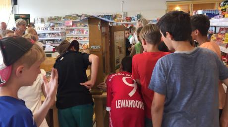 Schüler informierten sich im Dorfladen in Oberndorf über die Imkerei. Honig aus der Region ist auch andernorts im Angebot.  	