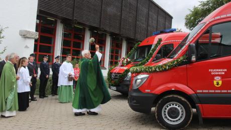 Die Freiwilligen Feuerwehren Huisheim und Gosheim erhielten im Rahmen der Feier zum 40-jährigen Zusammenschluss beider Orte offiziell ihre neuen Fahrzeuge überreicht. Den Segen spendete Pfarrer Anton Hirschbeck.